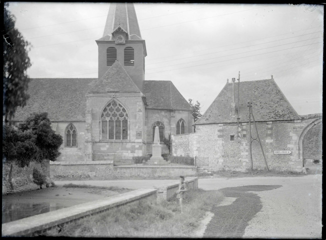 Vue générale sur l'église de Guiseniers (Eure).