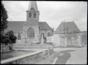 Vue générale sur l'église de Guiseniers (Eure).