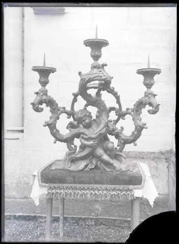 Anges porte-lumière en bois provenant de l'église Saint-Martin de Lisors (Eure).