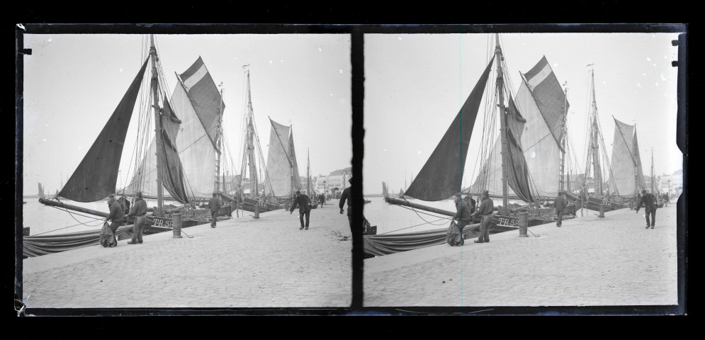 Bateaux à quai et marins dans le port de Trouville (Calvados).