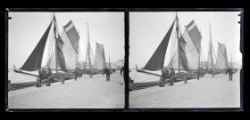 Bateaux à quai et marins dans le port de Trouville (Calvados).