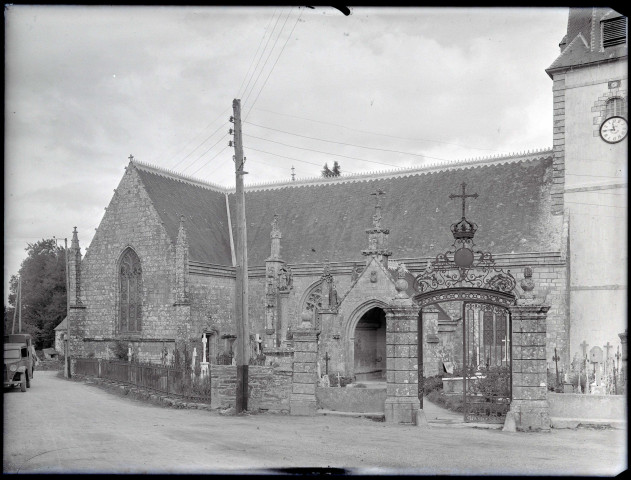 Église bretonne et son calvaire.