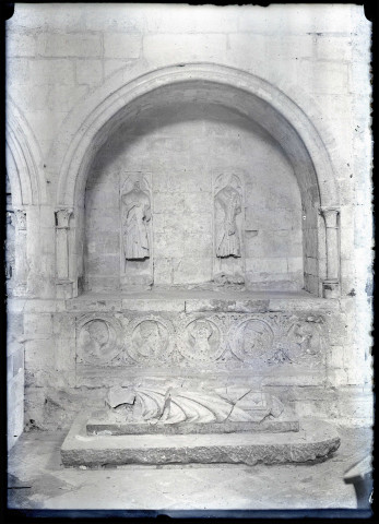 Deux statues détériorées à l'intérieur d'une niche et cinq portraits en médaillon de la cathédrale Saint-Pierre de Lisieux (Calvados).