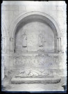 Deux statues détériorées à l'intérieur d'une niche et cinq portraits en médaillon de la cathédrale Saint-Pierre de Lisieux (Calvados).