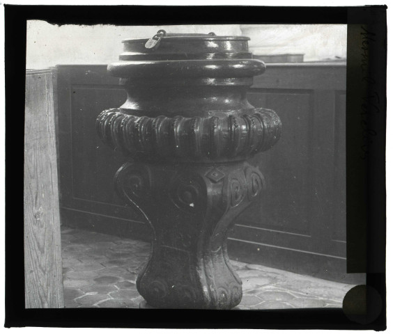 Église de Mesnil-Verclives (Eure), fonts baptismaux.
