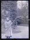 Communiante dans un jardin.