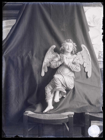 Église de Bournainville-Faverolles (Eure), statue d'un ange.