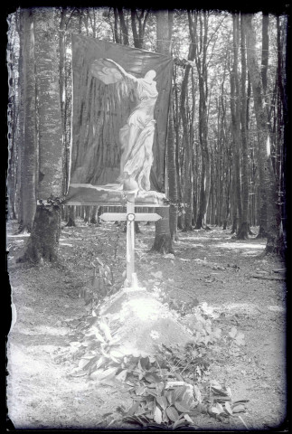 Bannière peinte représentant Notre-Dame-de-la-Paix au dessus d'une tombe de soldat inconnu de la première guerre mondiale dans la forêt de Rosay-sur-Lieure (Eure).