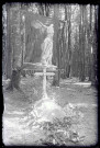 Bannière peinte représentant Notre-Dame-de-la-Paix au dessus d'une tombe de soldat inconnu de la première guerre mondiale dans la forêt de Rosay-sur-Lieure (Eure).