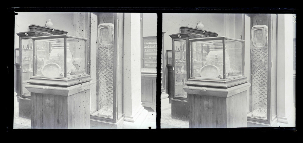 Salle et collections d'un musée égyptien.