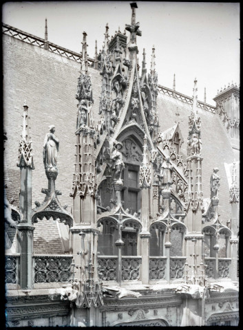 Détail de la façade gauche et l'escalier du palais de justice de Rouen (Seine-Maritime).
