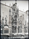 Détail de la façade gauche et l'escalier du palais de justice de Rouen (Seine-Maritime).