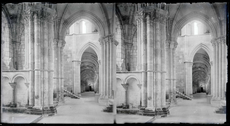 Piliers et chapiteaux sculptés de l'église de la Madeleine de Vézelay (Yonne).