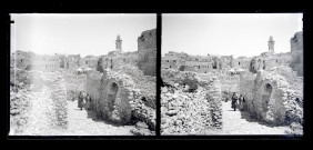 Enfants dans les ruelles d'un village, au loin un minaret.