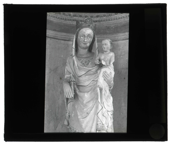 Église de Venables (Eure), statue en pierre polychrome de Vierge à l'enfant.