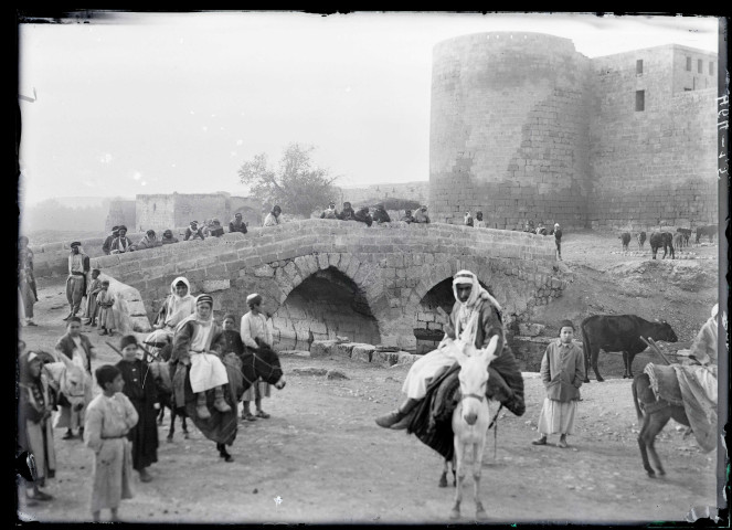 Pont et porte de la ville d'Ourfa (Turquie).