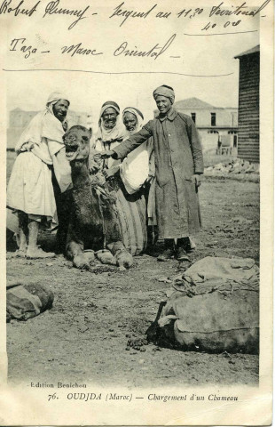 OUDJA (Maroc) - Chargement d'un Chameau