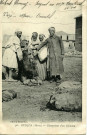 OUDJA (Maroc) - Chargement d'un Chameau