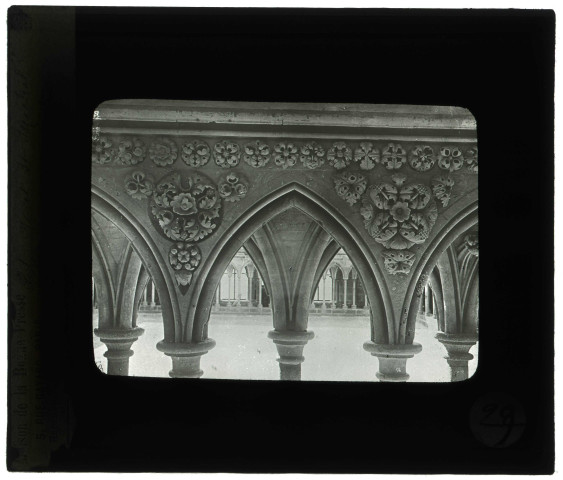 Abbaye du Mont-Saint-Michel (Manche), cloître, décoration des roses, détail.