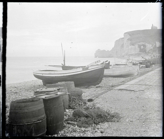 Chaloupes accostées sur une plage, probablement Fécamp (Seine-Maritime).