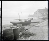 Chaloupes accostées sur une plage, probablement Fécamp (Seine-Maritime).