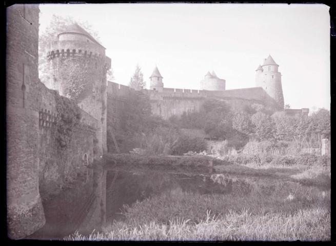 Remparts et douves du château de Fougères (Ille-et-Vilaine).