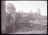 Remparts et douves du château de Fougères (Ille-et-Vilaine).