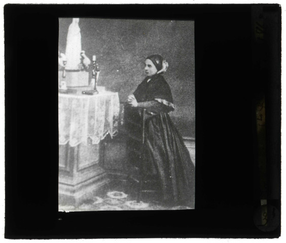 Sainte-Bernadette agenouillée devant l'autel de la Vierge à Lourdes (Hautes-Pyrénées).