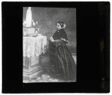 Sainte-Bernadette agenouillée devant l'autel de la Vierge à Lourdes (Hautes-Pyrénées).