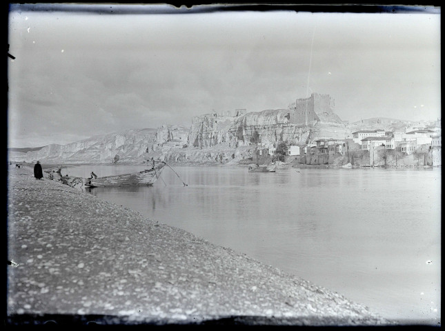 Bac sur les rives de l'Euphrate à Biredjik (Turquie) (notice PA).