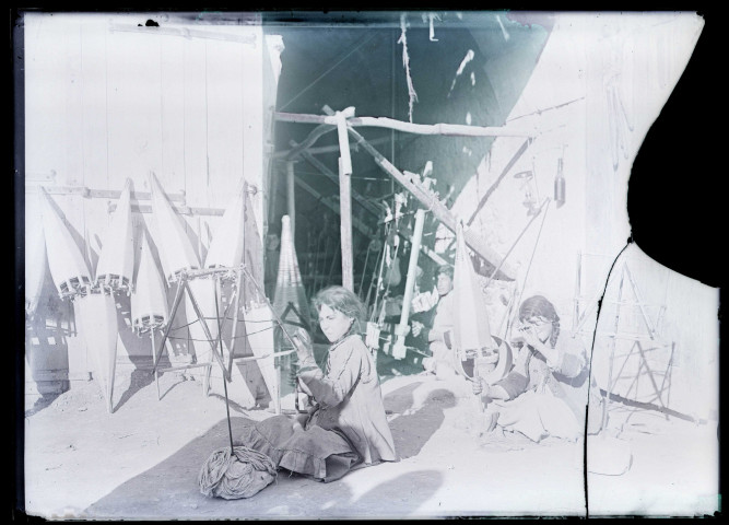 Jeunes filles dans un atelier de filage.