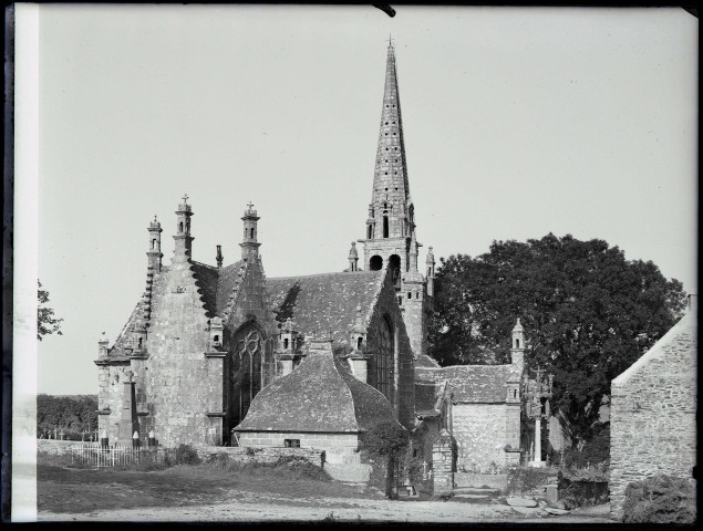 Église bretonne, calvaire et cimetière.