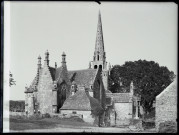 Église bretonne, calvaire et cimetière.