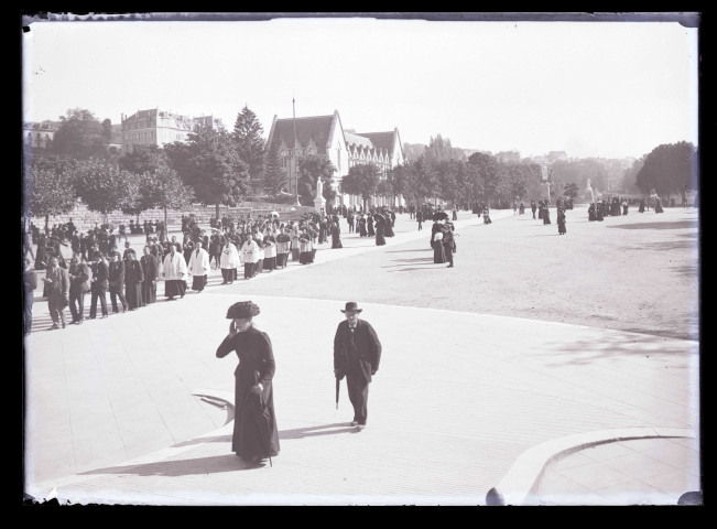 Ecclésiastiques et personnes handicapées en pèlerinage à Lourdes (Hautes-Pyrénées), lors d'une procession.
