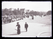 Ecclésiastiques et personnes handicapées en pèlerinage à Lourdes (Hautes-Pyrénées), lors d'une procession.