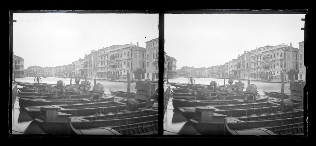 Palais et gondoles à Venise (Italie).