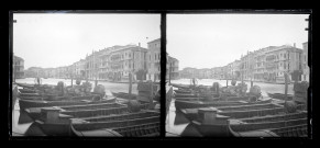Palais et gondoles à Venise (Italie).