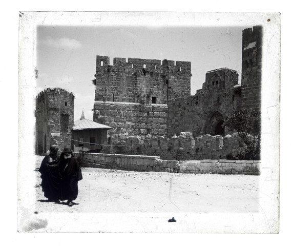 Ruines et vestiges d'une forteresse.
