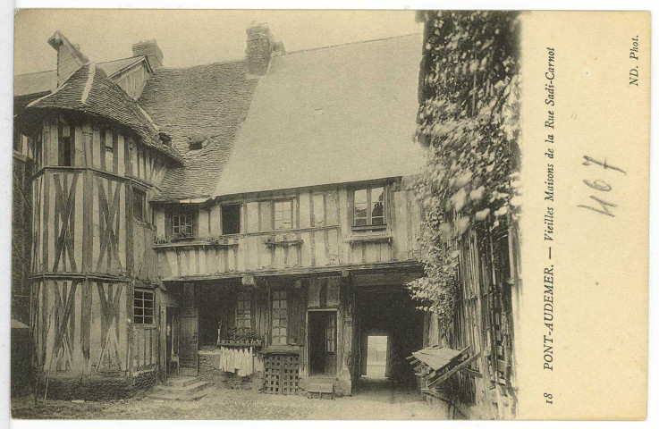 Pont-Audemer. Vieilles Maisons de la Rue Sadi-Carnot.
