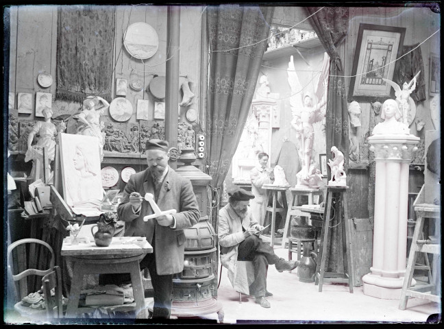 Artistes travaillant à la sculpture dans les ateliers Charles Desvergnes.