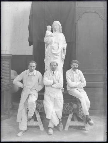 Statue de la Vierge à l'enfant dite Notre-Dame d'Écouis de l'église collégiale Notre-Dame d'Écouis (Eure) entourée des ouvriers ayant participé à sa restauration.