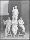 Statue de la Vierge à l'enfant dite Notre-Dame d'Écouis de l'église collégiale Notre-Dame d'Écouis (Eure) entourée des ouvriers ayant participé à sa restauration.