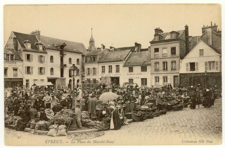 Evreux-Ville. La Place du Marché Neuf.