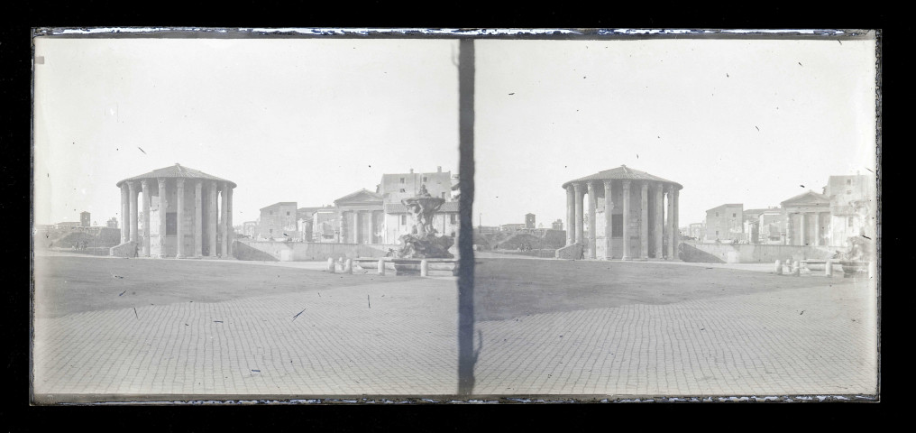 Kiosque romain sur une esplanade, probablement en Italie.