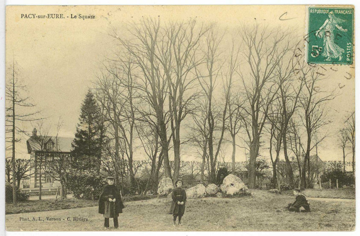 Pacy-sur-Eure. Le Square.