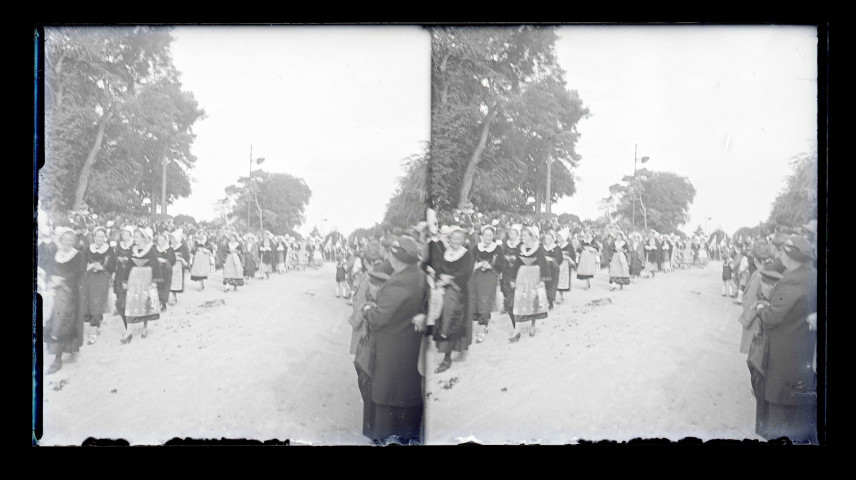 Procession de la Vierge au Monument de Jeanne d'Arc et à la basilique Notre-Dame de Bonsecours (Seine-Maritime).