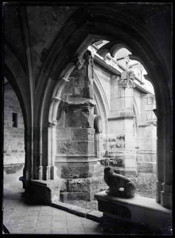Angle de la galerie du cloître de l'abbaye Notre-Dame de Fontenelle de Saint-Wandrille-Rançon (Seine-Maritime).