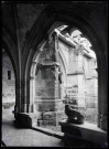 Angle de la galerie du cloître de l'abbaye Notre-Dame de Fontenelle de Saint-Wandrille-Rançon (Seine-Maritime).