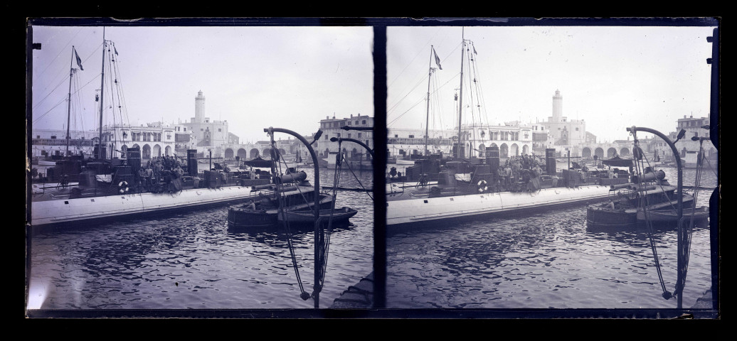 Bateaux français et équipage dans le port d'Alger (Algérie).
