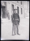 Militaire français armé d'un fusil à baïonnette dans la cour de la maison fermière d'Orgeville (Eure).